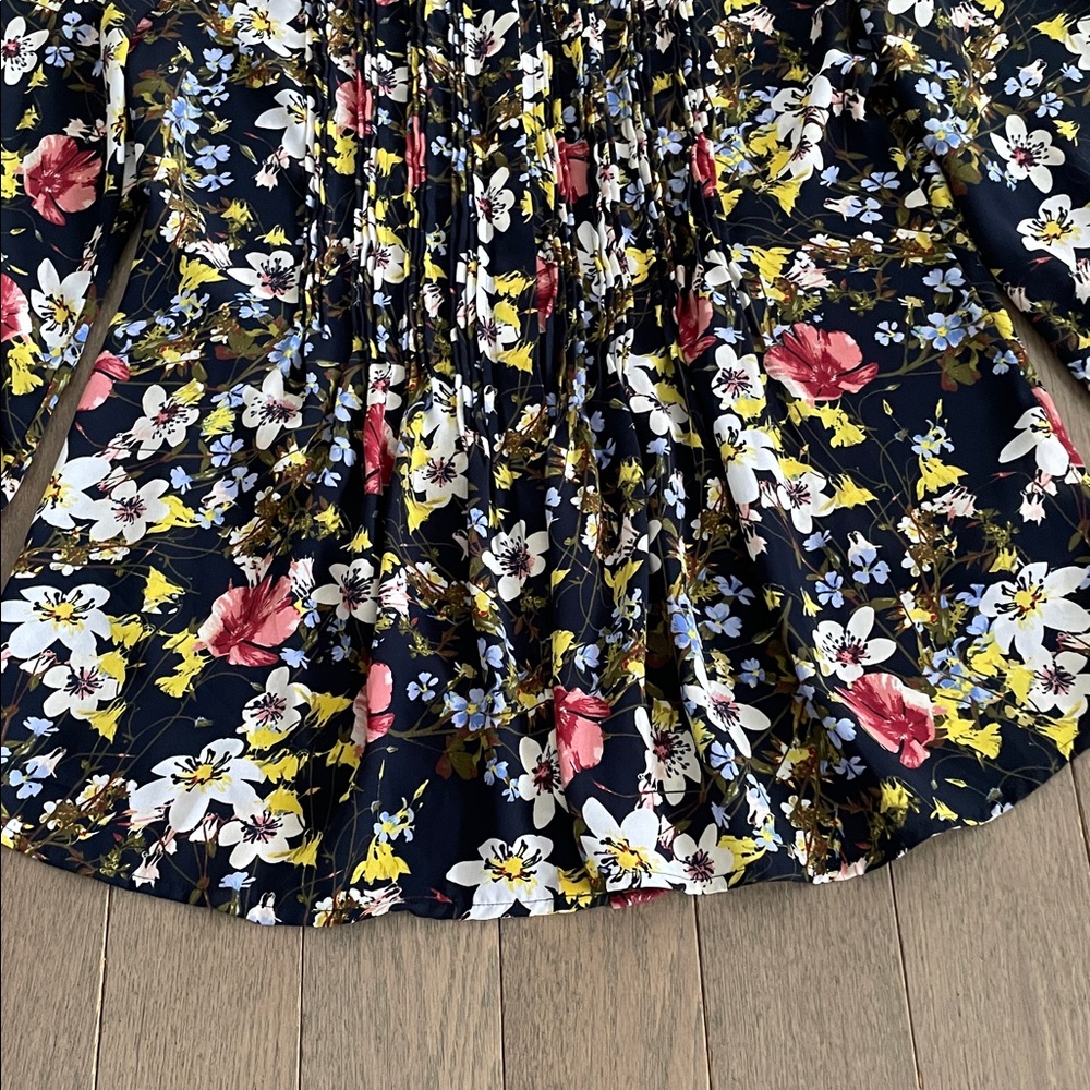 Banana Republic Blouse - XS, Navy Blue Floral Sheer, Like New! - Picture 4 of 15